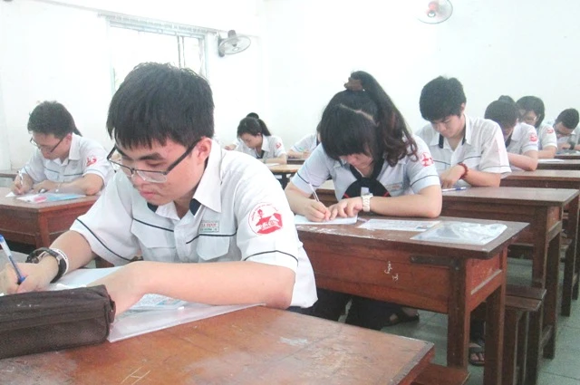 Chùm ảnh thí sinhTP.HCM dự thi môn Ngữ Văn ảnh 5